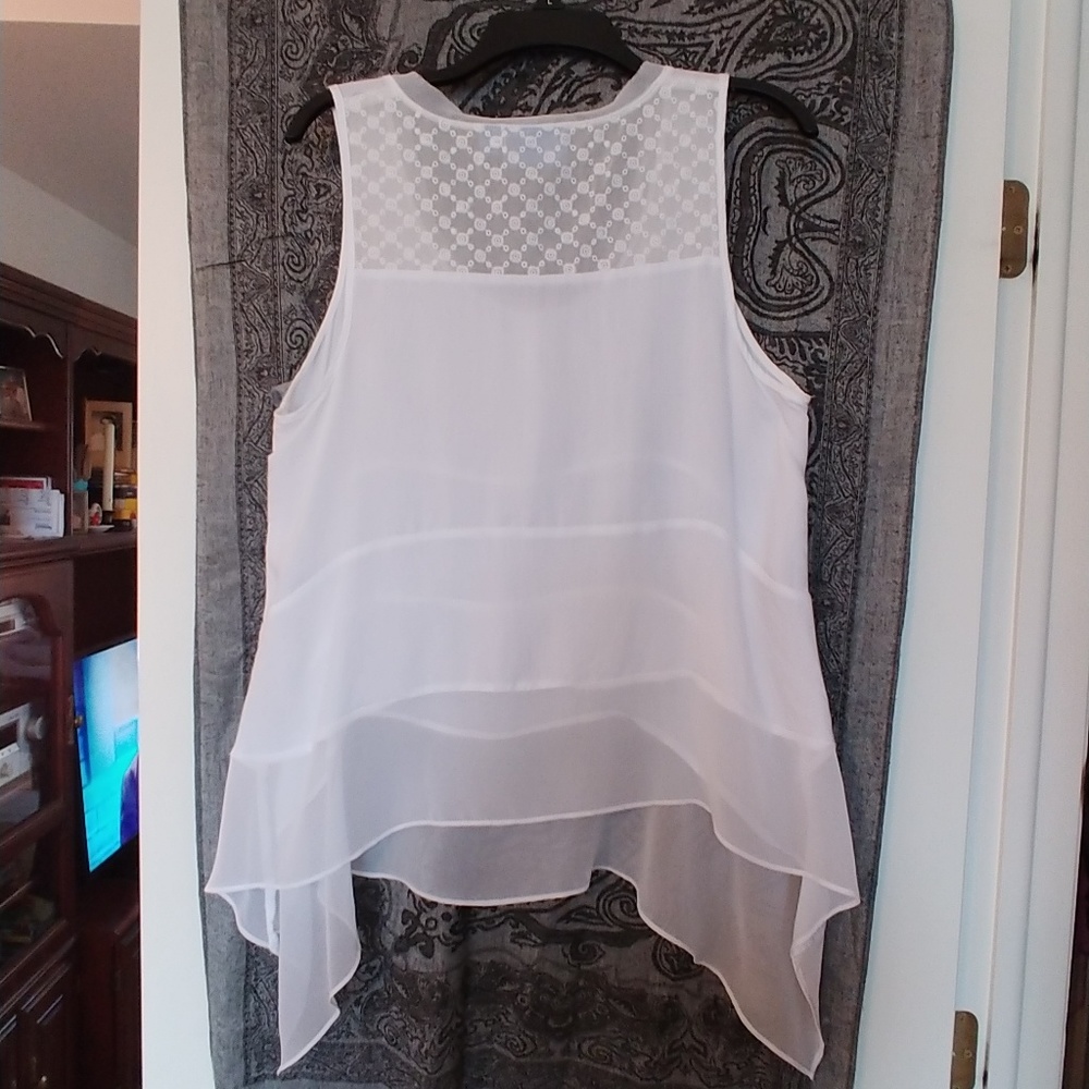 EUC Light and Flowy Top - Picture 2 of 3